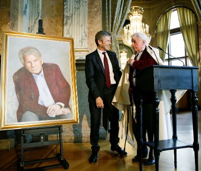 Am 4. Juni 2014 enth&uuml;llte Bundesminister Josef Ostermayer (l.) gemeinsam mit der Wiener Burgtheaterdirektorin Karin Bergmann das Portr&auml;t des Altdirektors Gerhard Klingenberg (r.). Das Bild der K&uuml;nstlerin Kristina Hadjeva h&auml;ngt nun als 200. Ehrenportr&auml;t in der Ahnengalerie des Burgtheaters.