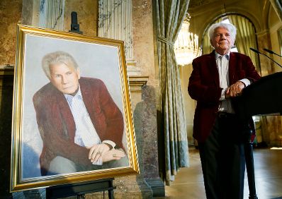 Am 4. Juni 2014 enth&uuml;llte Bundesminister Josef Ostermayer gemeinsam mit der Wiener Burgtheaterdirektorin Karin Bergmann das Portr&auml;t des Altdirektors Gerhard Klingenberg (im Bild). Das Bild der K&uuml;nstlerin Kristina Hadjeva h&auml;ngt nun als 200. Ehrenportr&auml;t in der Ahnengalerie des Burgtheaters.