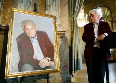 Am 4. Juni 2014 enth&uuml;llte Bundesminister Josef Ostermayer gemeinsam mit der Wiener Burgtheaterdirektorin Karin Bergmann das Portr&auml;t des Altdirektors Gerhard Klingenberg (im Bild). Das Bild der K&uuml;nstlerin Kristina Hadjeva h&auml;ngt nun als 200. Ehrenportr&auml;t in der Ahnengalerie des Burgtheaters.