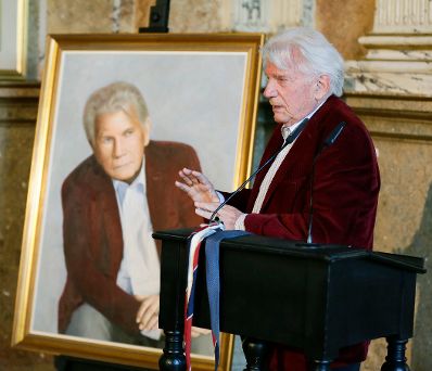 Am 4. Juni 2014 enth&uuml;llte Bundesminister Josef Ostermayer gemeinsam mit der Wiener Burgtheaterdirektorin Karin Bergmann das Portr&auml;t des Altdirektors Gerhard Klingenberg (im Bild). Das Bild der K&uuml;nstlerin Kristina Hadjeva h&auml;ngt nun als 200. Ehrenportr&auml;t in der Ahnengalerie des Burgtheaters.