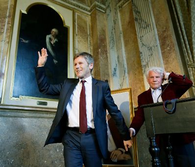Am 4. Juni 2014 enth&uuml;llte Bundesminister Josef Ostermayer (l.) gemeinsam mit der Wiener Burgtheaterdirektorin Karin Bergmann das Portr&auml;t des Altdirektors Gerhard Klingenberg (r.). Das Bild der K&uuml;nstlerin Kristina Hadjeva h&auml;ngt nun als 200. Ehrenportr&auml;t in der Ahnengalerie des Burgtheaters.