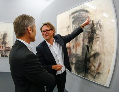 Am 27. August 2014 besuchte Kunst- und Kulturminister Josef Ostermayer (r.) die Kunsthalle Krems. Im Bild mit dem Direktor der Kunsthalle Krems, Hans-Peter Wipplinger (l.).