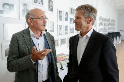 Am 27. August 2014 besuchte Kunst- und Kulturminister Josef Ostermayer (r.) das Unabh&auml;ngige Literaturhaus Nieder&ouml;sterreich in Krems. Im Bild mit dem Autor Gerhard Ruiss (l.).
