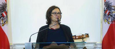 Am 10. September 2014 verlieh Kunst- und Kulturminister Josef Ostermayer die "outstanding artist awards 2014". Im Bild Sirikit Amann, Kunst- und Kulturreferentin im Bundeskanzleramt.