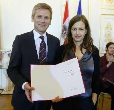 Am 10. September 2014 verlieh Kunst- und Kulturminister Josef Ostermayer (l.) die "outstanding artist awards 2014". Im Bild mit Claudia M&auml;rzendorfer (r.), Preistr&auml;gerin in der Kategorie Bildende Kunst.