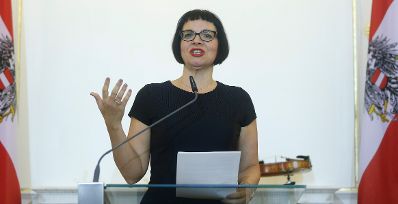 Am 10. September 2014 verlieh Kunst- und Kulturminister Josef Ostermayer die "outstanding artist awards 2014". Im Bild Andrea Ecker, Leiterin der Sektion Kunst im Bundeskanzleramt.