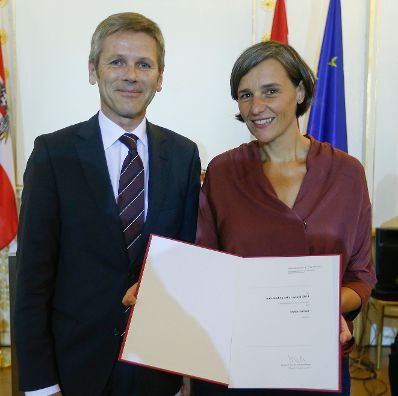 Am 10. September 2014 verlieh Kunst- und Kulturminister Josef Ostermayer (l.) die "outstanding artist awards 2014". Im Bild mit Ivette L&ouml;cker (r.), Preistr&auml;gerin in der Kategorie Dokumentarfilm.