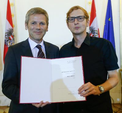 Am 10. September 2014 verlieh Kunst- und Kulturminister Josef Ostermayer (l.) die "outstanding artist awards 2014". Im Bild mit Johannes Hammel (r.),Preistr&auml;ger in der Kategorie Experimentalfilm.