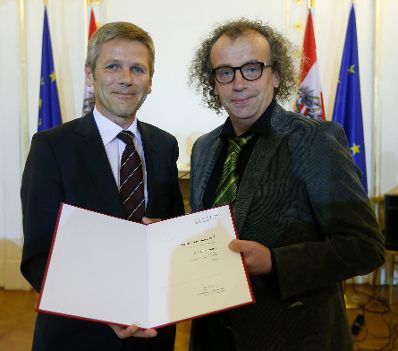 Am 10. September 2014 verlieh Kunst- und Kulturminister Josef Ostermayer (l.) die "outstanding artist awards 2014". Im Bild mit Zdravko Haderlap (r.), Preistr&auml;ger in der Kategorie Innovative Kulturarbeit.