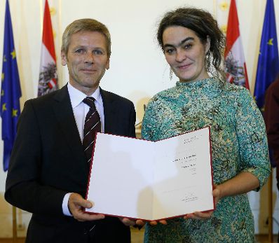 Am 10. September 2014 verlieh Kunst- und Kulturminister Josef Ostermayer (l.) die "outstanding artist awards 2014". Im Bild mit Ang&eacute;lica Castell&oacute; (r.), Preistr&auml;gerin in der Kategorie Interdisziplinarit&auml;t.