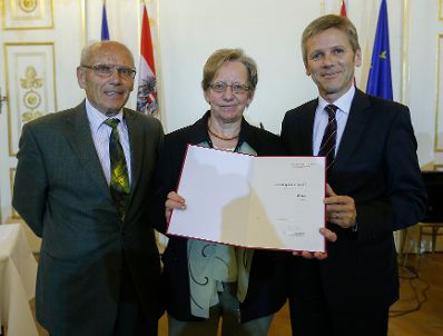 Am 10. September 2014 verlieh Kunst- und Kulturminister Josef Ostermayer (r.) die "outstanding artist awards 2014". Stellvertretend f&uuml;r die Preistr&auml;gerin Ulli Lust, Gewinnerin der Kategorie Karikatur und Comics, nahmen ihre Eltern die Auszeichnung entgegen.