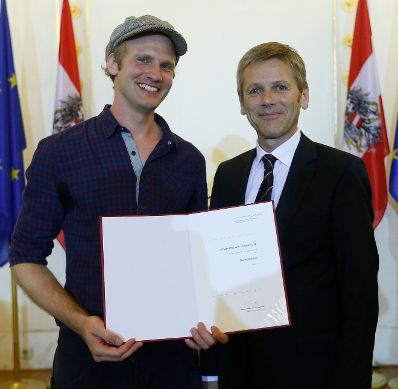 Am 10. September 2014 verlieh Kunst- und Kulturminister Josef Ostermayer (l.) die "outstanding artist awards 2014". Im Bild mit Michael Roher (r.), Preistr&auml;ger in der Kategorie Kinder- und Jugendliteratur.