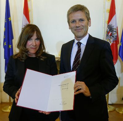 Am 10. September 2014 verlieh Kunst- und Kulturminister Josef Ostermayer (r.) die "outstanding artist awards 2014". Im Bild mit Zita Oberwalder (l.), Preistr&auml;gerin in der Kategorie K&uuml;nstlerische Fotografie.
