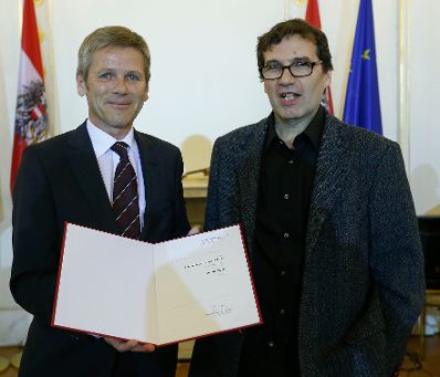 Am 10. September 2014 verlieh Kunst- und Kulturminister Josef Ostermayer (l.) die "outstanding artist awards 2014". Im Bild mit Oswald Egger (r.), Preistr&auml;ger in der Kategorie Literatur.