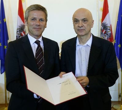 Am 10. September 2014 verlieh Kunst- und Kulturminister Josef Ostermayer (l.) die "outstanding artist awards 2014". Im Bild mit Bernhard Lang (r.), Preistr&auml;ger in der Kategorie Musik.