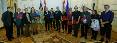 Am 10. September 2014 verlieh Kunst- und Kulturminister Josef Ostermayer die "outstanding artist awards 2014". Im Bild mit den Preistr&auml;gerinnen und Preistr&auml;gern.