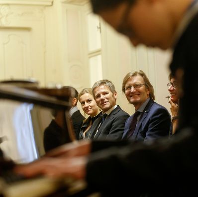 Am 12. September 2014 besuchte Kunst- und Kulturminister Josef Ostermayer (m.) die Wiener S&auml;ngerknaben. Im Bild mit dem Direktor des Gymnasiums Markus Blauensteiner (r.).
