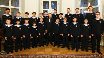 Am 12. September 2014 besuchte Kunst- und Kulturminister Josef Ostermayer (m.) die Wiener S&auml;ngerknaben.