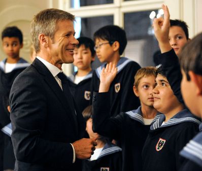 Am 12. September 2014 besuchte Kunst- und Kulturminister Josef Ostermayer (l.) die Wiener S&auml;ngerknaben.