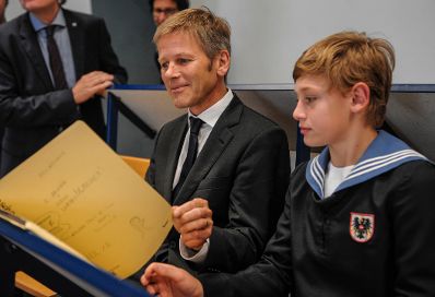 Am 12. September 2014 besuchte Kunst- und Kulturminister Josef Ostermayer (l.) die Wiener S&auml;ngerknaben.