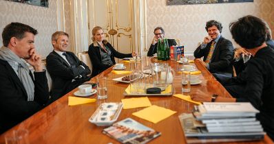 Am 12. September 2014 besuchte Kunst- und Kulturminister Josef Ostermayer (2.v.l.) die Wiener S&auml;ngerknaben.