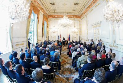 Am 16. September 2014 &uuml;berreichte Kunst- und Kulturminister Josef Ostermayer die Urkunde, mit der Gesangssolistin Bernarda Fink der Berufstitel Kammers&auml;ngerin verliehen wurde.
