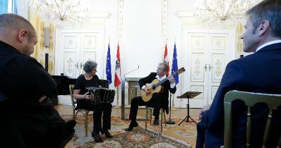 Am 16. September 2014 &uuml;berreichte Kunst- und Kulturminister Josef Ostermayer die Urkunde, mit der Gesangssolistin Bernarda Fink der Berufstitel Kammers&auml;ngerin verliehen wurde.