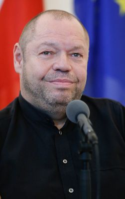 Am 16. September 2014 &uuml;berreichte Kunst- und Kulturminister Josef Ostermayer die Urkunde, mit der Gesangssolistin Bernarda Fink der Berufstitel Kammers&auml;ngerin verliehen wurde. Im Bild Kammers&auml;nger Thomas Quasthoff.