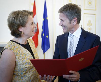 Am 16. September 2014 &uuml;berreichte Kunst- und Kulturminister Josef Ostermayer (r.) die Urkunde, mit der Gesangssolistin Bernarda Fink (l.) der Berufstitel Kammers&auml;ngerin verliehen wurde.