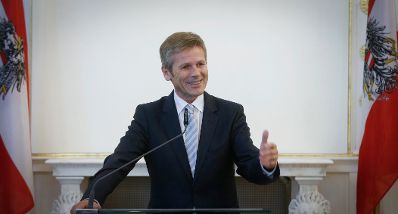 Am 16. September 2014 &uuml;berreichte Kunst- und Kulturminister Josef Ostermayer (im Bild) die Urkunde, mit der Gesangssolistin Bernarda Fink der Berufstitel Kammers&auml;ngerin verliehen wurde.