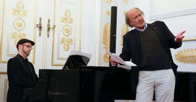 Am 23. September 2014 &uuml;berreichte Kunst- und Kulturminister Josef Ostermayer das &Ouml;sterreichische Ehrenkreuz f&uuml;r Wissenschaft und Kunst an Renate und Peter Loidolt. Im Bild Helmut Stippich (l.) und Miguel Herz-Kestranek (r.).