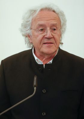 Am 23. September 2014 &uuml;berreichte Kunst- und Kulturminister Josef Ostermayer das &Ouml;sterreichische Ehrenkreuz f&uuml;r Wissenschaft und Kunst an Renate und Peter Loidolt. Im Bild Hermann Beil.