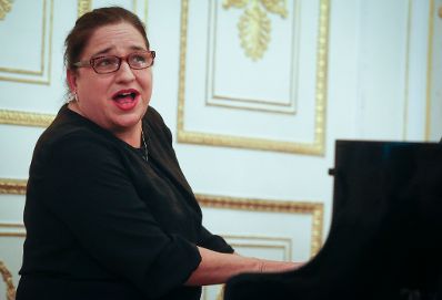 Am 23. September 2014 &uuml;berreichte Kunst- und Kulturminister Josef Ostermayer das &Ouml;sterreichische Ehrenkreuz f&uuml;r Wissenschaft und Kunst an Renate und Peter Loidolt. Im Bild Maria Happel.