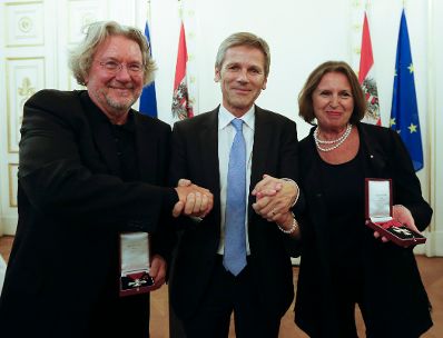 Am 23. September 2014 &uuml;berreichte Kunst- und Kulturminister Josef Ostermayer (m.) das &Ouml;sterreichische Ehrenkreuz f&uuml;r Wissenschaft und Kunst an Renate (r.) und Peter Loidolt (l.).