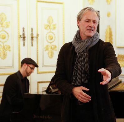 Am 23. September 2014 &uuml;berreichte Kunst- und Kulturminister Josef Ostermayer das &Ouml;sterreichische Ehrenkreuz f&uuml;r Wissenschaft und Kunst an Renate und Peter Loidolt. Im Bild Helmut Stippich (l.) Joseph Lorenz (r.).