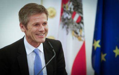 Am 23. September 2014 &uuml;berreichte Kunst- und Kulturminister Josef Ostermayer (im Bild) das &Ouml;sterreichische Ehrenkreuz f&uuml;r Wissenschaft und Kunst an Renate und Peter Loidolt.