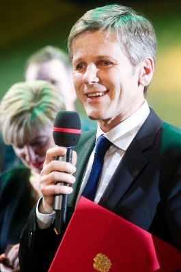 Am 16. J&auml;nner 2015 &uuml;berreichte Kunst- und Kulturminister Josef Ostermayer (im Bild) die Urkunde, mit der Burgschauspielerin Regina Fritsch der Berufstitel Kammerschauspielerin verliehen wurde.