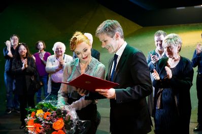 Am 16. J&auml;nner 2015 &uuml;berreichte Kunst- und Kulturminister Josef Ostermayer (r.) die Urkunde, mit der Burgschauspielerin Regina Fritsch (l.) der Berufstitel Kammerschauspielerin verliehen wurde.