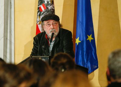 Am 20. J&auml;nner 2015 fand die &Uuml;berreichung des &Ouml;sterreichischen Kunstpreises 2014 mit Kunst -und Kulturminister Josef Ostermayer und Bundespr&auml;sident Heinz Fischer in der Pr&auml;sidentschaftskanzlei statt. Im Bild Peter Henisch.