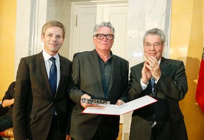 Am 20. J&auml;nner 2015 fand die &Uuml;berreichung des &Ouml;sterreichischen Kunstpreises 2014 mit Kunst -und Kulturminister Josef Ostermayer und Bundespr&auml;sident Heinz Fischer in der Pr&auml;sidentschaftskanzlei statt. Im Bild der Preistr&auml;ger in der Kategorie Bildende Kunst, Alois Mosbacher.