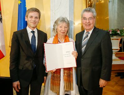 Am 20. J&auml;nner 2015 fand die &Uuml;berreichung des &Ouml;sterreichischen Kunstpreises 2014 mit Kunst -und Kulturminister Josef Ostermayer und Bundespr&auml;sident Heinz Fischer in der Pr&auml;sidentschaftskanzlei statt. Im Bild die Preistr&auml;gerin in der Kategorie Kinder- und Jugendliteratur, Edith Schreiber-Wicke.