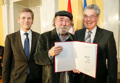 Am 20. J&auml;nner 2015 fand die &Uuml;berreichung des &Ouml;sterreichischen Kunstpreises 2014 mit Kunst -und Kulturminister Josef Ostermayer und Bundespr&auml;sident Heinz Fischer in der Pr&auml;sidentschaftskanzlei statt. Im Bild der Preistr&auml;ger in der Kategorie Literatur, Peter Henisch.