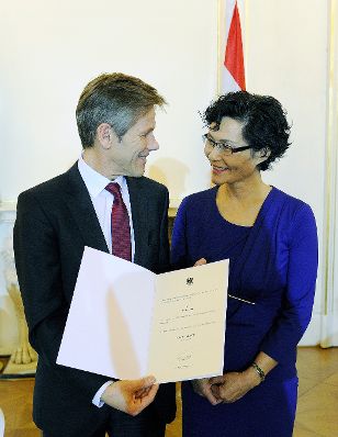 Am 27. J&auml;nner 2015 bestellte der Bundeskanzler Vertreterinnen und Vertreter der Wirtschaft zu Mitgliedern der bei der Bundesanstalt "Statistik &Ouml;sterreich" eingerichteten Wirtschaftskurie. Damit haben sie das Recht, die Bezeichnung "Kommerzialrat f&uuml;r die Statistik" zu f&uuml;hren. Im Bild Bundesminister Josef Ostermayer (l.) bei der Dekret&uuml;berreichung an Mi-Ja CHUN (r.).