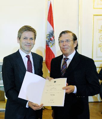 Am 27. J&auml;nner 2015 bestellte der Bundeskanzler Vertreterinnen und Vertreter der Wirtschaft zu Mitgliedern der bei der Bundesanstalt "Statistik &Ouml;sterreich" eingerichteten Wirtschaftskurie. Damit haben sie das Recht, die Bezeichnung "Kommerzialrat f&uuml;r die Statistik" zu f&uuml;hren. Im Bild Bundesminister Josef Ostermayer (l.) bei der Dekret&uuml;berreichung an Maximilian Falkner (r.).