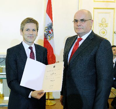 Am 27. J&auml;nner 2015 bestellte der Bundeskanzler Vertreterinnen und Vertreter der Wirtschaft zu Mitgliedern der bei der Bundesanstalt "Statistik &Ouml;sterreich" eingerichteten Wirtschaftskurie. Damit haben sie das Recht, die Bezeichnung "Kommerzialrat f&uuml;r die Statistik" zu f&uuml;hren. Im Bild Bundesminister Josef Ostermayer (l.) bei der Dekret&uuml;berreichung an Johann Gl&ouml;ssl (r.).