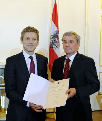 Am 27. J&auml;nner 2015 bestellte der Bundeskanzler Vertreterinnen und Vertreter der Wirtschaft zu Mitgliedern der bei der Bundesanstalt "Statistik &Ouml;sterreich" eingerichteten Wirtschaftskurie. Damit haben sie das Recht, die Bezeichnung "Kommerzialrat f&uuml;r die Statistik" zu f&uuml;hren. Im Bild Bundesminister Josef Ostermayer (l.) bei der Dekret&uuml;berreichung an Gerhard Hartmann (r.).