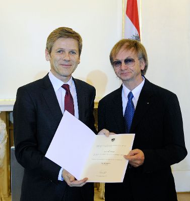 Am 27. J&auml;nner 2015 bestellte der Bundeskanzler Vertreterinnen und Vertreter der Wirtschaft zu Mitgliedern der bei der Bundesanstalt "Statistik &Ouml;sterreich" eingerichteten Wirtschaftskurie. Damit haben sie das Recht, die Bezeichnung "Kommerzialrat f&uuml;r die Statistik" zu f&uuml;hren. Im Bild Bundesminister Josef Ostermayer (l.) bei der Dekret&uuml;berreichung an Ernst Hrabalek (r.).