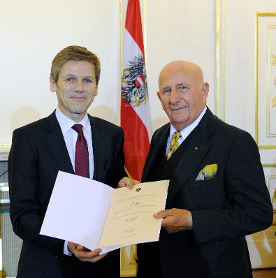 Am 27. J&auml;nner 2015 bestellte der Bundeskanzler Vertreterinnen und Vertreter der Wirtschaft zu Mitgliedern der bei der Bundesanstalt "Statistik &Ouml;sterreich" eingerichteten Wirtschaftskurie. Damit haben sie das Recht, die Bezeichnung "Kommerzialrat f&uuml;r die Statistik" zu f&uuml;hren. Im Bild Bundesminister Josef Ostermayer (l.) bei der Dekret&uuml;berreichung an Helmut Kaiser (r.).