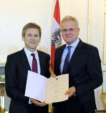 Am 27. J&auml;nner 2015 bestellte der Bundeskanzler Vertreterinnen und Vertreter der Wirtschaft zu Mitgliedern der bei der Bundesanstalt "Statistik &Ouml;sterreich" eingerichteten Wirtschaftskurie. Damit haben sie das Recht, die Bezeichnung "Kommerzialrat f&uuml;r die Statistik" zu f&uuml;hren. Im Bild Bundesminister Josef Ostermayer (l.) bei der Dekret&uuml;berreichung an G&ouml;khan Keskin (r.).