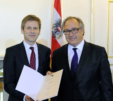 Am 27. J&auml;nner 2015 bestellte der Bundeskanzler Vertreterinnen und Vertreter der Wirtschaft zu Mitgliedern der bei der Bundesanstalt "Statistik &Ouml;sterreich" eingerichteten Wirtschaftskurie. Damit haben sie das Recht, die Bezeichnung "Kommerzialrat f&uuml;r die Statistik" zu f&uuml;hren. Im Bild Bundesminister Josef Ostermayer (l.) bei der Dekret&uuml;berreichung an Anton Mimra (r.).